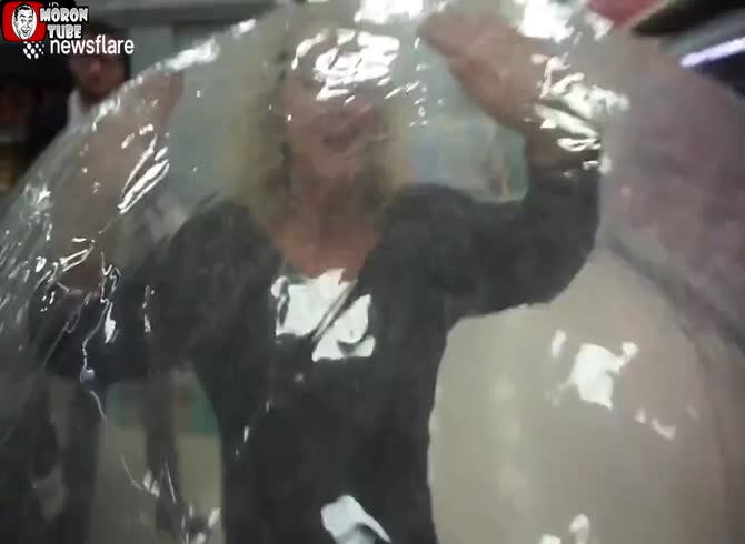 Video :She goes shopping while wearing a zorb ball (England) to avoid contracting COVID-19